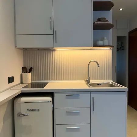 Modern With Free Private Parking Near Metro