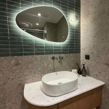 Modern With Free Private Parking Near Metro